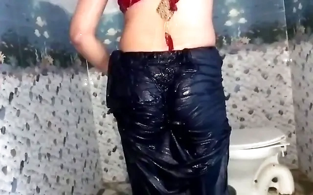 Chupei o cu da ruiva e depois meti minha rola at&eacute; gozar muita porra na buceta dela, com um CREAMPIE no final. Completo no RED.