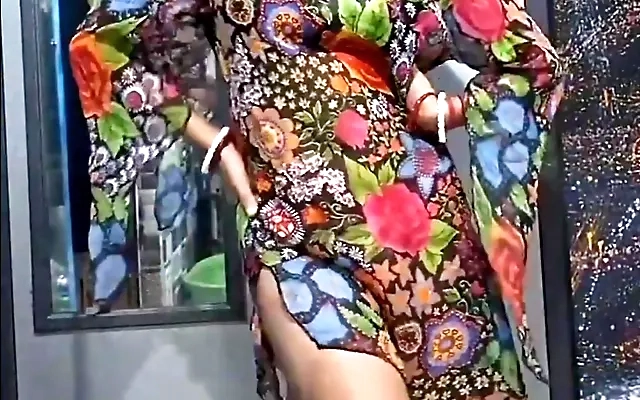 My step sister caught me taking bath in bathroom secretly and fucked xnxx by Herself Hottest Indian sexy bathing and show big