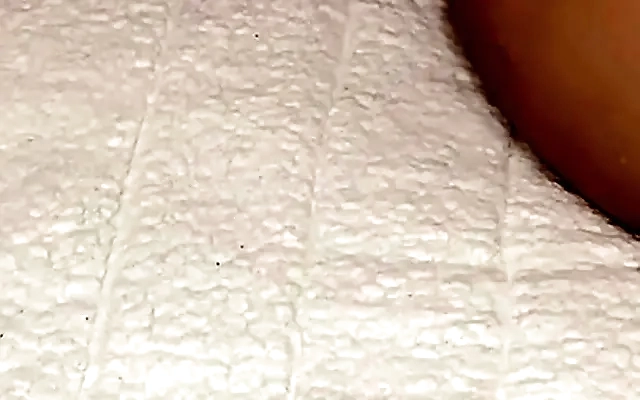 Mi hermanastra me lleva a la ducha para ver mi pene y se exita tanto que empezamos a follar en la ducha, se corrio con un squirt