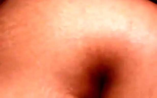 La Modelo Latina Omy estalla en un orgasmo intenso gritando de placer al recibir una gran verga