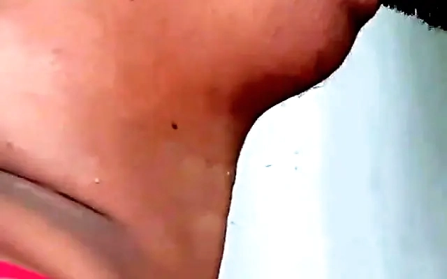 Comendo a coroa gostosona depois de trocar seu chuveiro