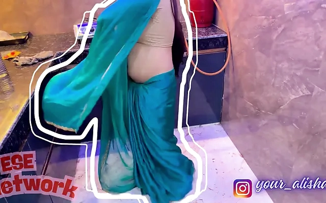 Cunhada gostosa estava tomando banho vi ela toda peladinha
