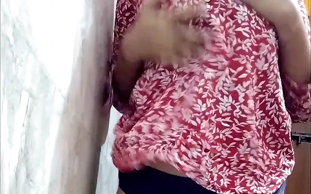 me follo a mi hijatra en el sofa de la casa