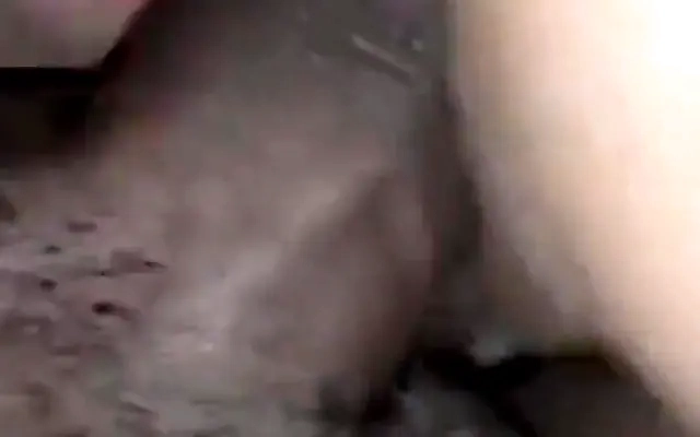 Peguei a safada se masturbando vanto os meus videos porno cheia de tess&atilde;, Eu n&atilde;o perdi tempo e empurrei a pica na nifetinha gostosa