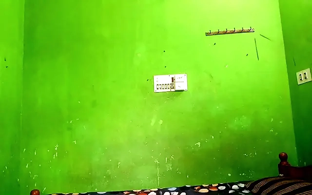 mi vecino me ayuda a lavar la moto y despues me folla