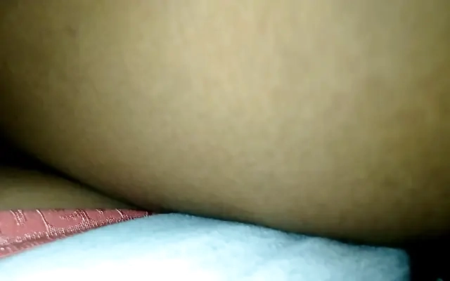 Esposa gostosa faz sexo com o marido dela ao vivo para todos ver