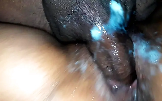 La mujer de mi amigo es muy puta y quiere que me la coja a escondidas de su marido.