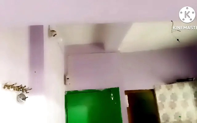 la se&ntilde;ora de aseo esta haciendo oficio le muestro mi nuevo traje y ella se exita y quiere follarme