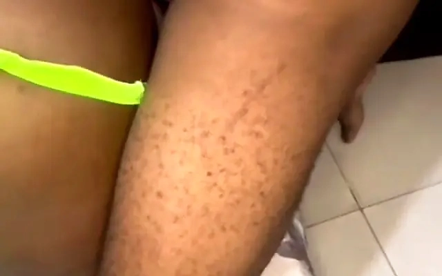 Mi novia india sale de la ducha en una toalla y me calienta para que la folle!