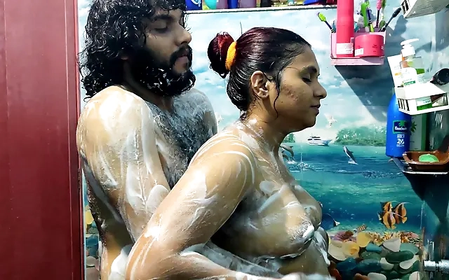 Llego de la universidad directo a chuparle el co&ntilde;o a mi novia, le meto los dedos, la caliento y luego ella cabalga mi polla