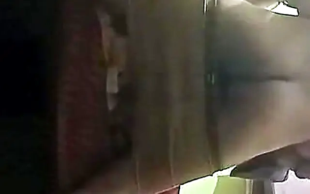 El marido de mi hermana se mete en el ba&ntilde;o mientras su esposa aun esta en casa