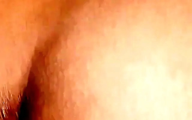 Joven latina pierde la virginidad con su travieso hermanastro, termina en una rica follada hasta llenarla de mucha leche.