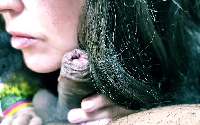 Me corro en su cara y no para de gemir