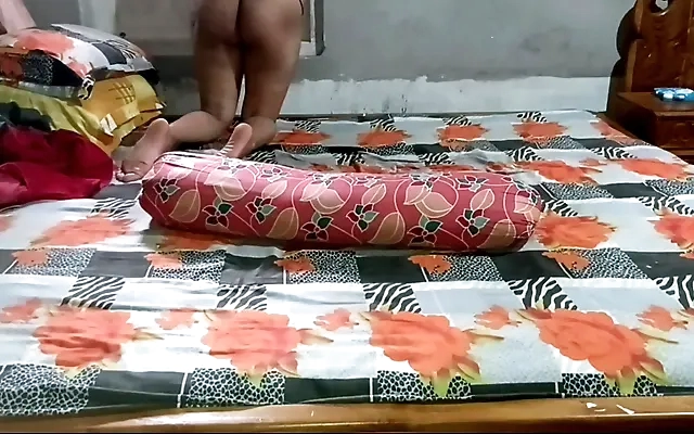 Horny Indian Slim Bhabhi Naked and Beautiful Masturbating and Pissing